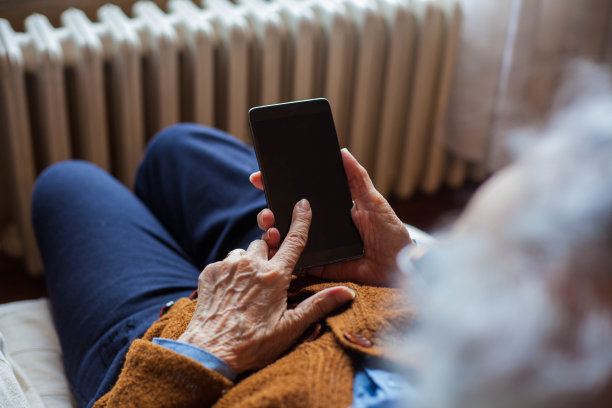 祖母和手机。图片下载