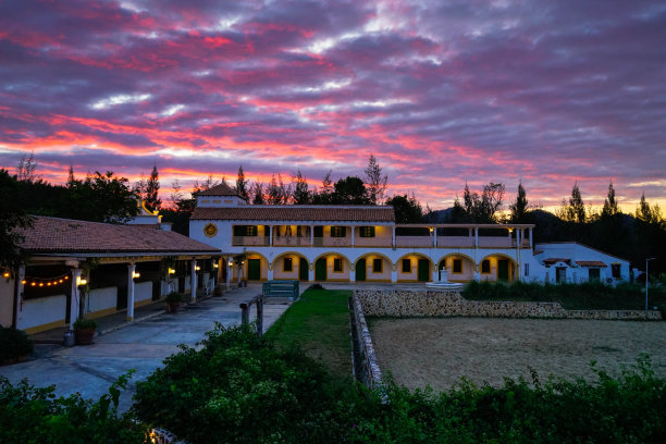 暮色下美丽的西班牙别墅和马厩图片下载