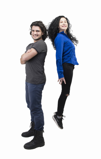 我比你高!(一对幸福的年轻夫妇在白色背景上享受)图片下载