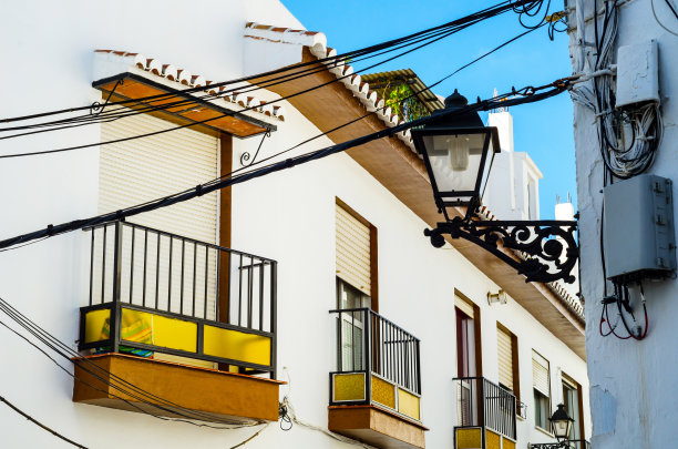 时尚的阳台，金属栏杆，坚固的建筑元素，一个休息和放松的地方，复古的装饰图片下载