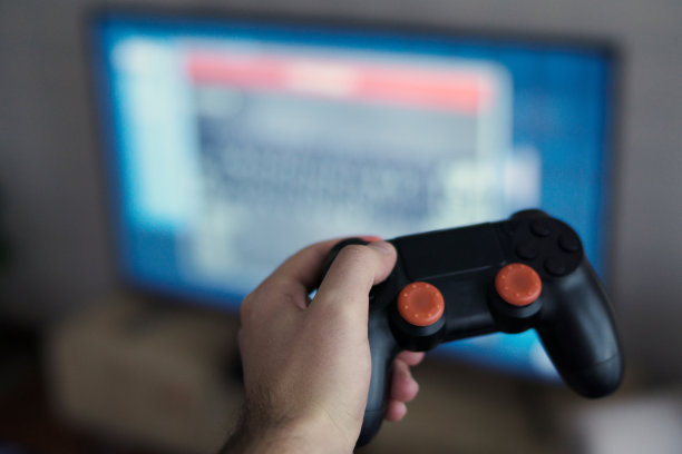 游戏游戏在电视或显示器上玩视频。素材图片