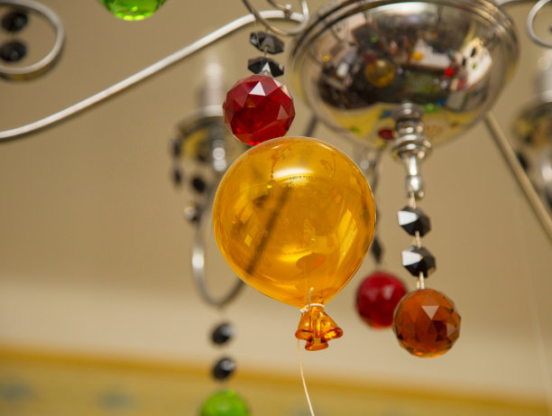 吊灯上悬挂的玻璃气球的特写图片下载