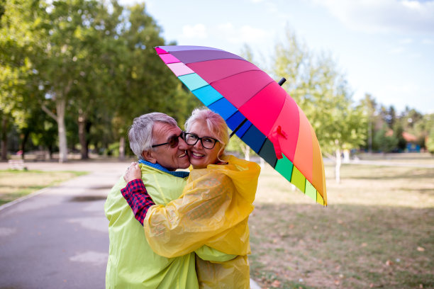 雨中打着伞的老夫妇图片下载