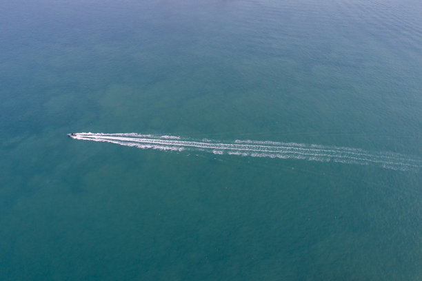 在印尼巴淡岛附近海上航行的船只鸟瞰图图片下载