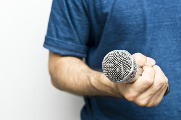 一个男人拿着麦克风做梦图片下载