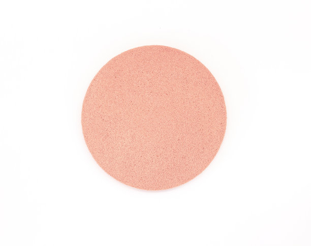 白色背景上的化妆海绵。(剪切路径)图片下载