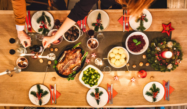 朋友们为圣诞晚会准备餐桌素材图片