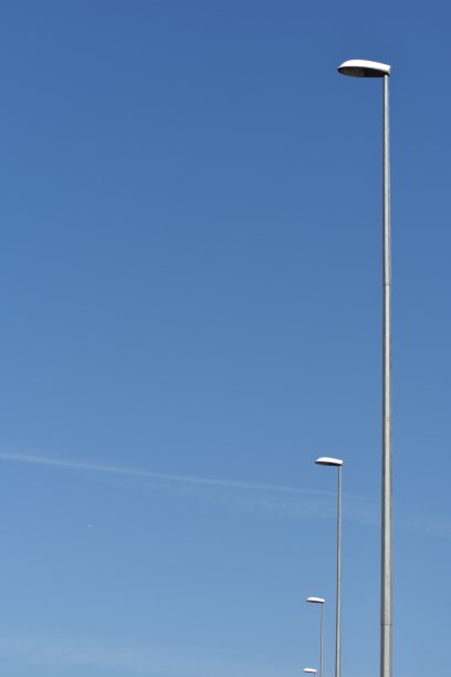 高速公路的路灯是一排一排的，白天图片下载