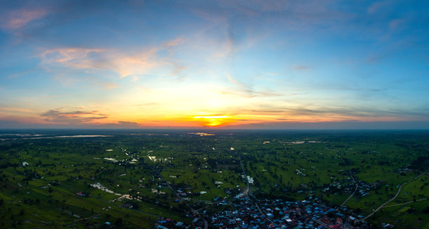 全景俯视图无人机在泰国村庄上空拍摄的照片。顶视图美丽的日落。日出和稻田上的云。图片下载