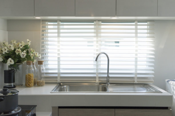 时尚的白色现代厨房内饰。图片下载