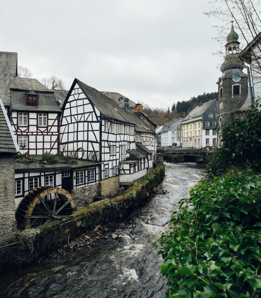 古老的蒙绍镇有古老的建筑和河流图片下载