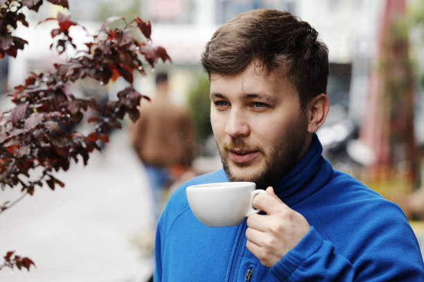 帅哥在喝咖啡图片下载