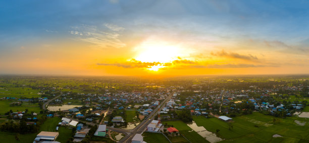 全景俯视图无人机在泰国村庄上空拍摄的照片。顶视图美丽的日落。日出和稻田上的云。图片下载