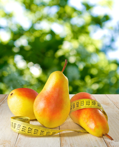 一个梨和一厘米放在桌子上的图片图片下载