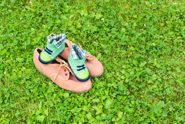 鞋子在草地上图片下载