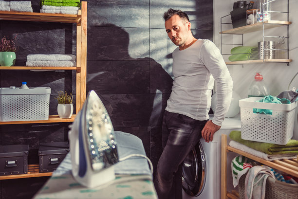 男人在家里等着洗衣服图片下载