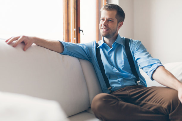 坐在沙发上放松的男人图片下载