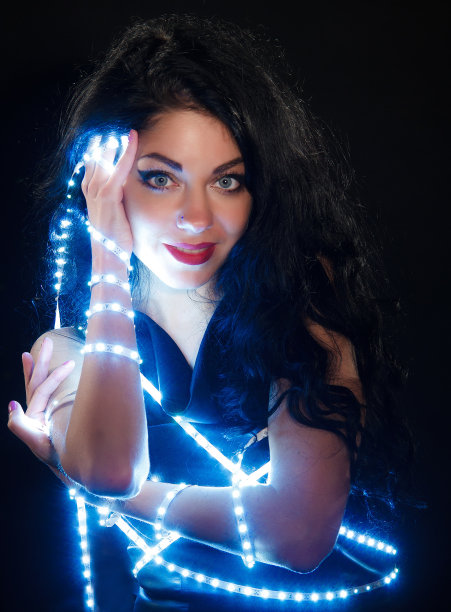 漂亮的黑发姑娘，带着仙女般的光芒图片下载