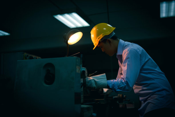 亚洲工程师戴着安全帽在实验室检查和使用设备。制造机械车间测量和工具的概念。图片下载