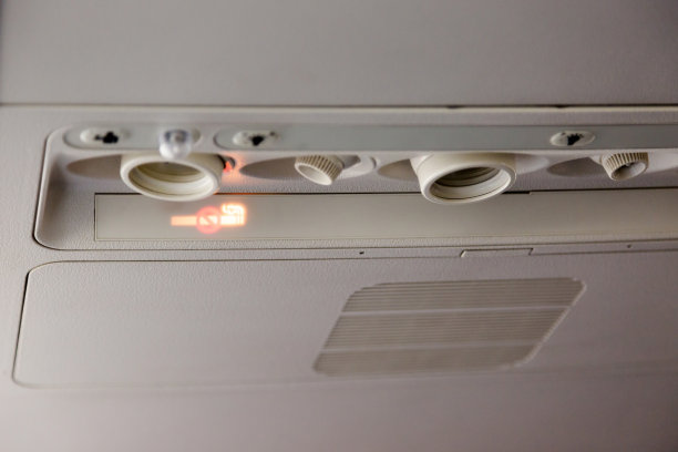 飞机客舱无吸烟指示灯信息。图片下载