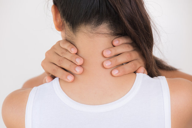 特写女人脖子和肩膀的疼痛和受伤。医疗保健理念。图片下载