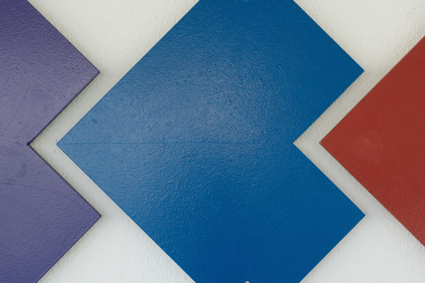 白色墙壁上不同颜色的正方形图片下载