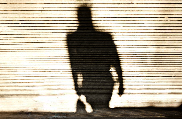 一个人走路的模糊影子图片下载