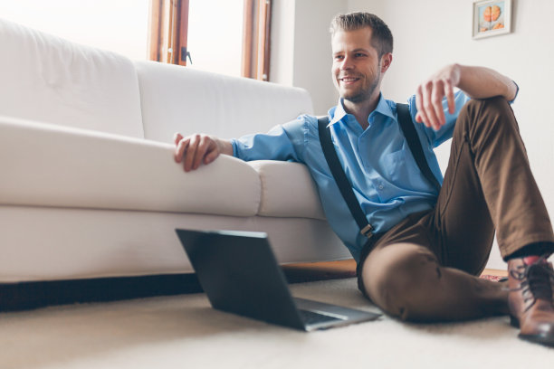 帅哥在家里用笔记本电脑图片下载