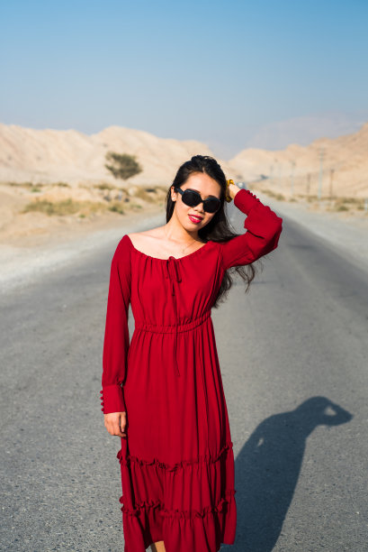 在空旷的沙漠公路上的女人图片下载