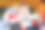 可爱的小女孩坐在婴儿车里等妈妈。蓝眼睛的快乐微笑的孩子。图片下载