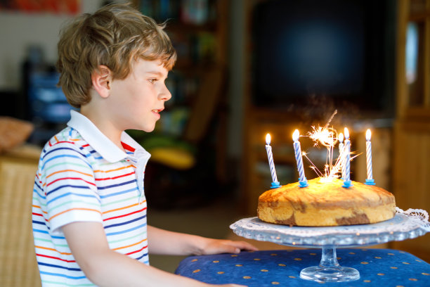 可爱的快乐的金发小男孩庆祝他的生日。素材图片