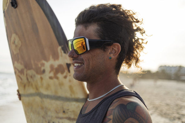 冲浪的家伙图片下载