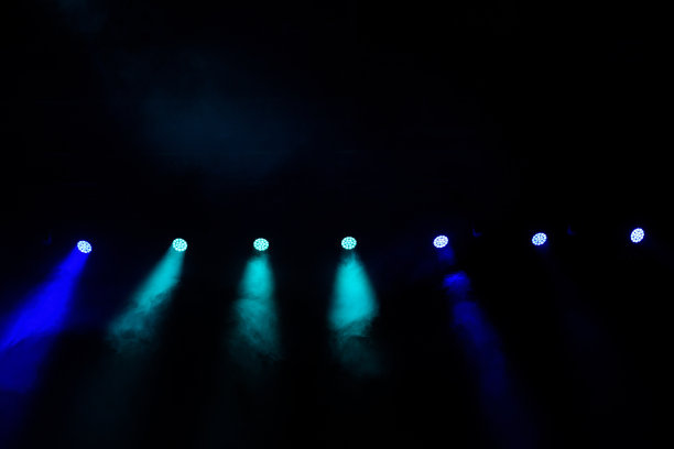 聚光灯在舞台上图片下载