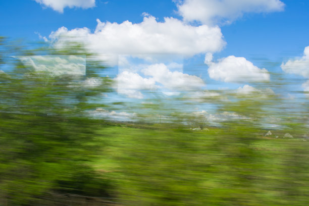 模糊的照片，树木和蓝天的看法，火车窗口散焦图片下载