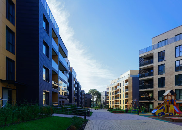 儿童游乐场位于综合楼区内图片下载