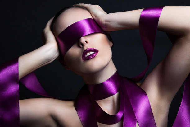 一个眼睛里带着丝带的女孩的肖像图片下载