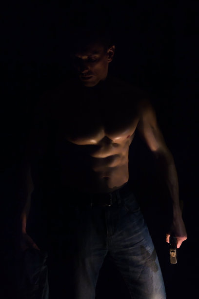 疲惫的男人拿着铁锤，肌肉发达的男人，阳刚之气的体现图片下载