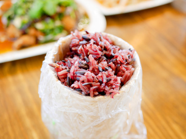 米篮子里的黑色糯米图片下载