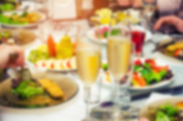 桌上放着香槟和食物，背景模糊图片下载