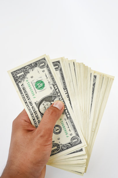 近距离的钞票在手边图片下载