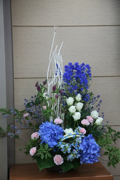 花装饰用绣球花和白玫瑰图片下载