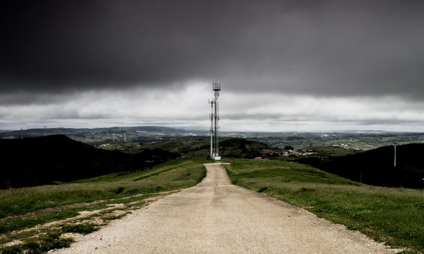 暴风雨的云接近丘陵景观图片下载