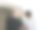 男人把木头贴在墙上的后视图图片下载