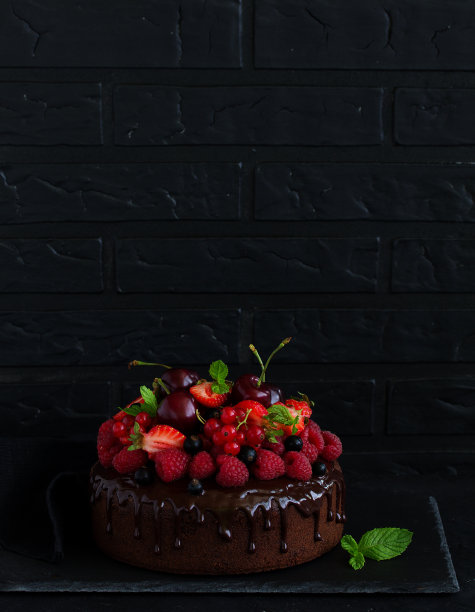 美味的巧克力蛋糕，巧克力糖霜和新鲜的浆果。图片下载