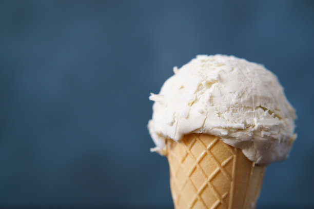 香草冰淇淋在华夫蛋筒，靠近。美味的让人耳目一新图片下载