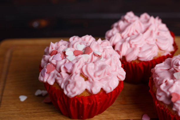 情人节小蛋糕，粉色奶油和糖心形装饰。图片下载