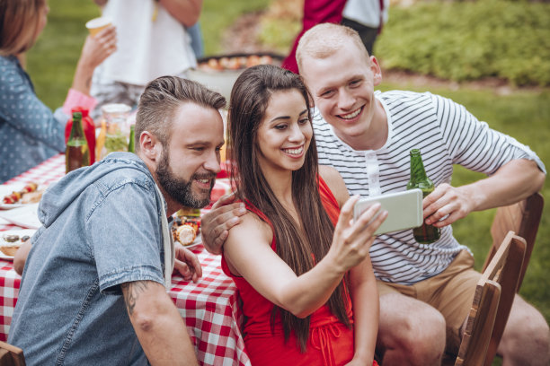朋友们在野餐时自拍图片下载