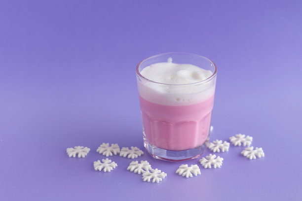 草莓奶昔从玻璃上的紫罗兰背景图片下载