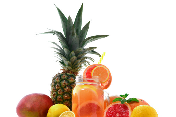 含多种水果的清爽夏季冰饮，留有文字或设计空间图片下载