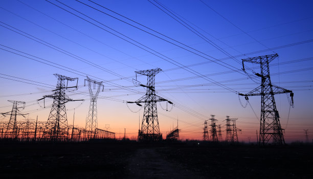 夜间输电塔的剪影图片下载